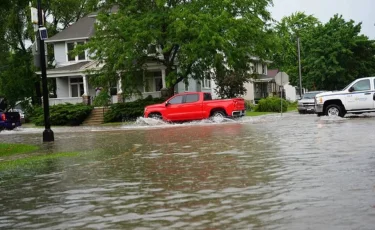 Қытайдағы нөсер жауын жол инфрақұрылымына 2,2 миллиард доллар залал келтірген