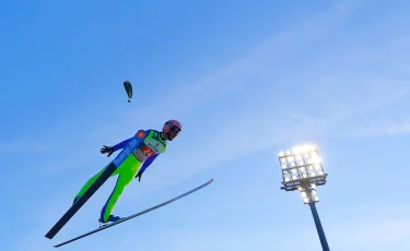 Казахстанский лыжник завоевал "серебро" на Гран-при по прыжкам с трамплина