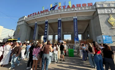 Алматы Дженнифер Лопесті тағатсыздана күтуде: ұзын-сонар көңілді кезек пен көрермендердің шат күлкісі