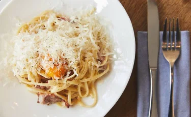 Карбонара с недожаренной курицей: ужин в отеле стал смертельным