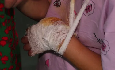 Кто ответит: в Актобе в детском развлекательном центре 5-летней девочке оторвало палец