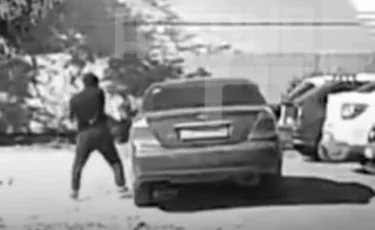 В Актобе неизвестный избил мужчину дубинкой в машине