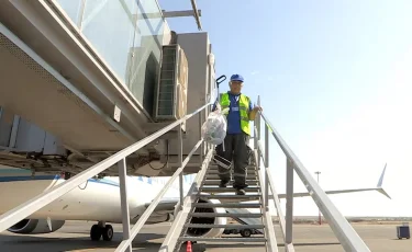 Еңбек адамы: Жұмысыммен мақтанамын - ұшақ жуушы