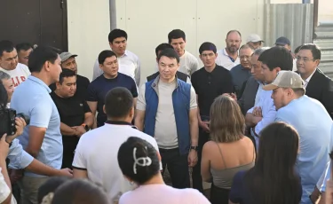 Аким Алматы встретился с жителями жилого комплекса Altyn City