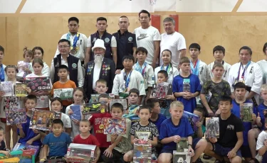 Чемпиондар каратэден жас жеткіншектерге шеберлік сабағын өткізді