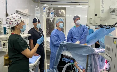 Алматылық ортопедтер иығы 13 рет шығып кеткен науқасқа күрделі ота жасады