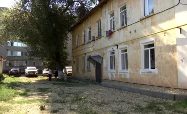 Асфальт ушел вместе с подрядчиком: актюбинцы остались среди грязи и ям