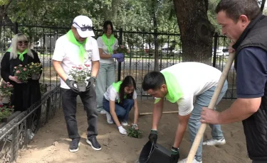 Алматыда ұстаздар мен оқушылар сенбілікке шықты