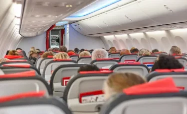 Казахстанский стюард помог пассажирам побороть страх полета стихами Олжаса Сулейменова