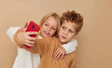 С какого возраста можно давать ребёнку телефон: рекомендации специалистов