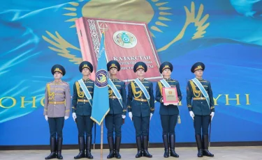 За верность присяге: сотрудников МВД и ветеранов наградили в честь Дня Конституции