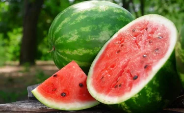 Арбуз-убийца: почему не всем пожилым людям можно есть летние ягоды