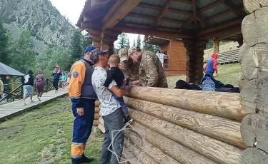 Пропавшего на Кольсайских озерах двухгодовалого малыша нашли спасатели