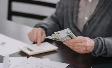 Пожилых обмануть легко: с карты пенсионерки украли почти 2 млн тенге