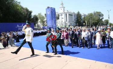 В Алматы более 5000 человек спели песни Абая и возложили цветы к его памятнику