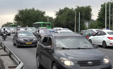 Көлік кептелісі:  Алматыда депутаттар оқу орындарындағы сабақ кестесін өзгертуді ұсынды