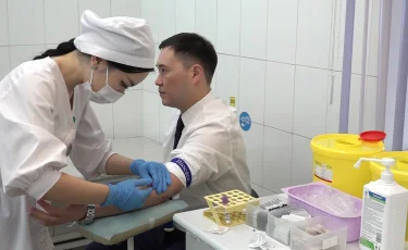 Қан тапсырып, өмір сыйла: Алматыда мемлекеттік қызметкерлер акцияға қатысты