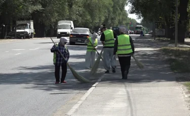 Таза Казахстан: жители Алатауского района вышли на субботник