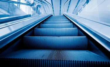 Без присмотра: в Петропавловске 8-летний мальчик сорвался с эскалатора