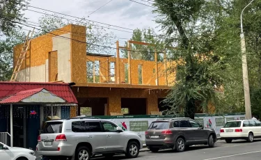 Двухэтажное здание сносят в центре Алматы