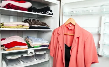 Странный, но полезный лайфхак: зачем нужно класть одежду в морозилку