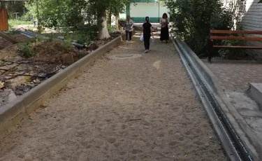 Про комфорт забыли: в Актобе жители многоэтажки ждут благоустройства двора