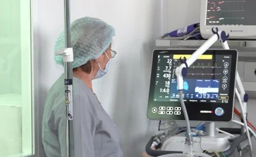 Павлодарда анасы терезеден лақтырып жіберген 1,5 жастағы сәби көз жұмды