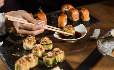 Опасный заказ: жители Актобе отравились суши