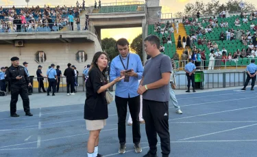 Дженнифер Лопес концерті: еріктілер көрермендердің орналасуына жәрдемдесіп жүр