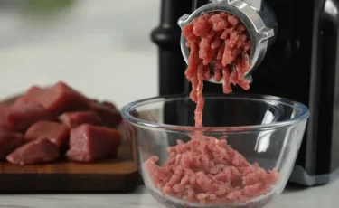 Мясорубка — не игрушка: ребенок чуть не лишился руки