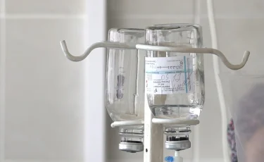 Басына пышақ қадалған: дәрігерлер 3 жасар қызды аман алып қалды