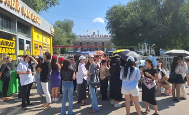 Алматы в ожидании праздника: маскоты и уличные артисты дарят улыбки перед концертом Дженнифер Лопес