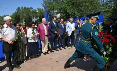 Алматыда 5 мыңнан астам адам Абай әндерін шырқап, ескерткішіне гүл қойды