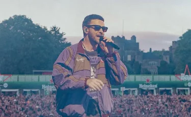 Атақты әнші кенеден ауру жұқтырып алған