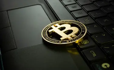БАӘ-де ұсталған криптовалюта саудагері Қазақстанға қайтарылды