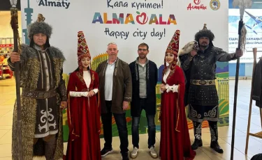 Қала күніне орай 5 мыңнан астам қонаққа әуежайда Алматы апорты таратылды