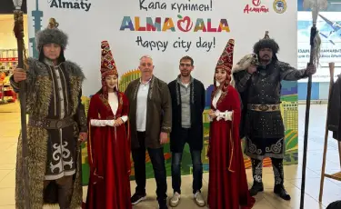 Қала күніне орай 5 мыңнан астам қонаққа әуежайда Алматы апорты таратылды