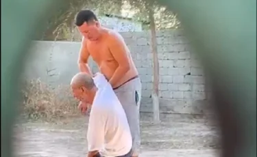 Туркестанский тамада безжалостно избил родного отца на глазах своих детей и соседей