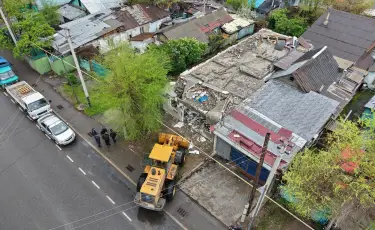 33 незаконных строительных объекта снесли с начала года в Алматы