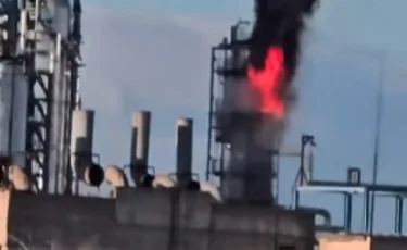 Огонь, дым и тревога: что случилось на заводе в Актау