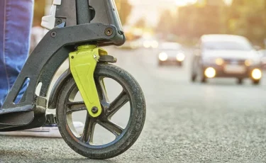 В Алматы агрессивный самокатчик выбил глаз прохожему