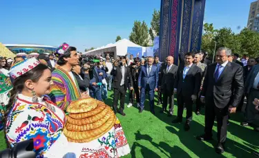 В честь Дня города Дархан Сатыбалды посетил сельхозярмарку фермеров из Таджикистана