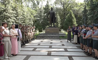 Қазақстан халқы тілдері күні: алматылықтар Ахмет Байтұрсынұлының ескерткішіне гүл шоғын қойды