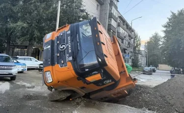 Семейде жүк көлігі жол опырылған жерге құлап кетті