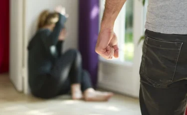 Дети умоляли его остановиться: алматинка рассказала, как ее жестоко избил бывший муж