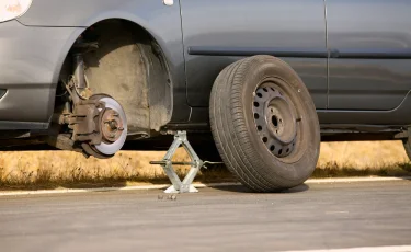 Прокол шины на трассе: что делать водителю