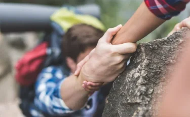 ЧП в горах Алматы - туристка травмировала ногу