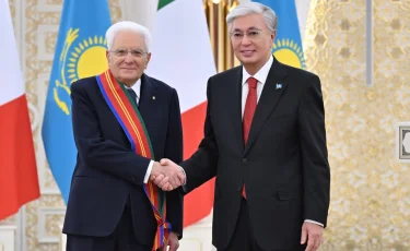 Глава государства наградил Серджо Маттареллу орденом «Достық» I степени