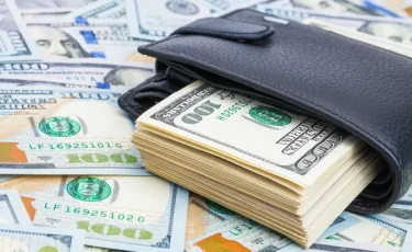 На ступеньку выше: что происходит с долларом в Казахстане