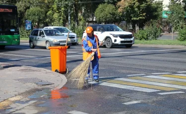 Қала күні қарсаңында: Алматы тазалығына үлес қосып жүрген "көрінбейтін" батырлар еңбегі